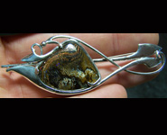 Bijou : Broche en argent 925 et opale koroit du Queensland. Pierre d'Australie