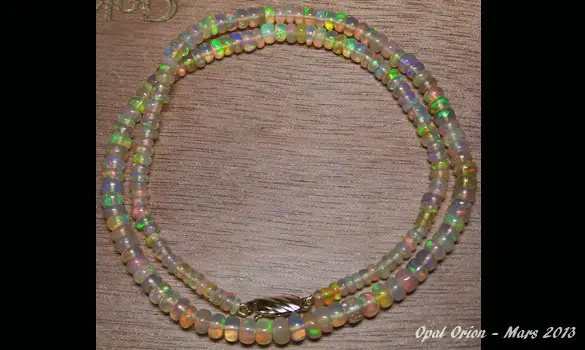 COLLIER OR 18 CARATS PERLES OPALES