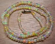 COLLIER OR 18 CARATS PERLES OPALES