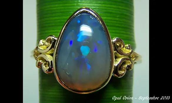 18 CARATS GOLD RING & AUSTRALIAN OPAL