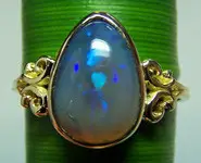 18 CARATS GOLD RING & AUSTRALIAN OPAL
