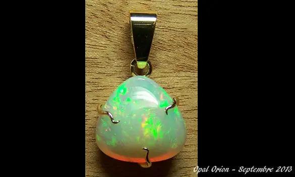 PENDENTIF OR 18 CARATS & OPALE ETHIOPIE