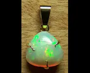 18 CARATS GOLD PENDANT & ETHIOPIAN OPAL