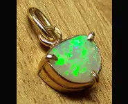 18 K GOLD PENDANT & AUSTRALIAN OPAL