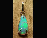 18 K GOLD PENDANT & AUSTRALIAN OPAL