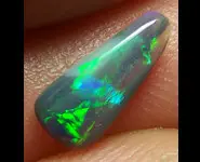 OPALE NOIRE CRISTAL 0.70 CT AUSTRALIE