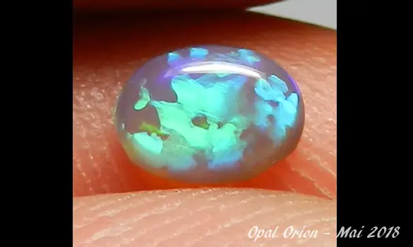 PIERRE OPALE NOIRE CRISTAL 0.50 CT