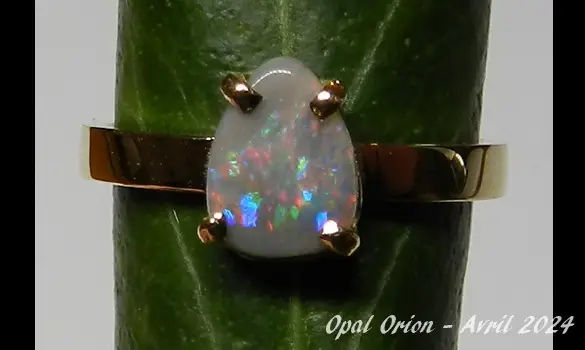 18 K GOLD RING & AUSTRALIAN DARK OPAL