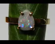 18 K GOLD RING & AUSTRALIAN DARK OPAL