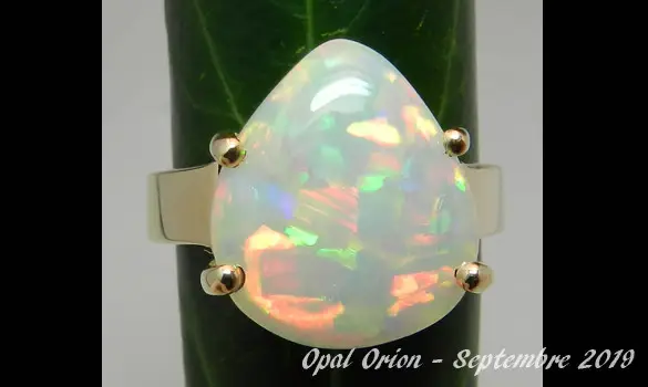 18 K GOLD RING & ETHIOPIAN OPAL