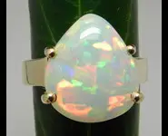 18 K GOLD RING & ETHIOPIAN OPAL