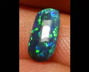 OPALE NOIRE 0.80 CT PIERRE VERTE BLEUE