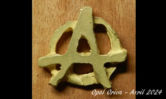 PENDENTIF ANARCHIE OR 18 CARATS