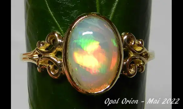 18 K GOLD RING & ETHIOPIAN OPAL