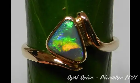 BAGUE OPALE NOIRE AUSTRALIE OR 18 CARATS