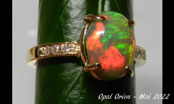 18 K GOLD RING & ETHIOPIAN OPAL