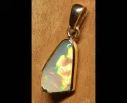 18K GOLD PENDANT & AUSTRALIAN OPAL