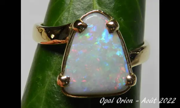 18 K GOLD RING & AUSTRALIAN OPAL