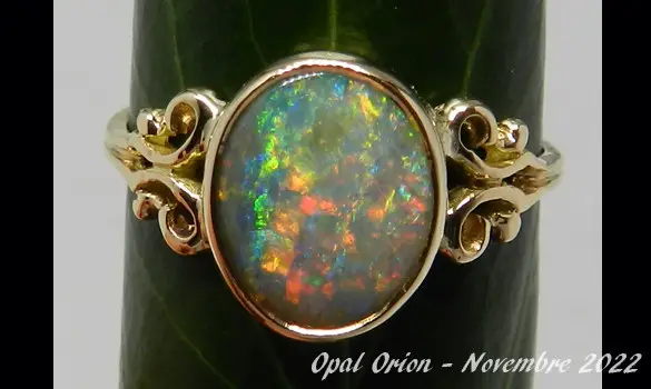 18 K GOLD RING & AUSTRALIAN BLACK OPAL