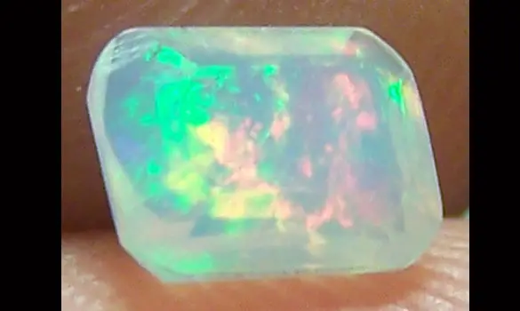 SUPERBE OPALE FACETTEE 0.30 CT WELO