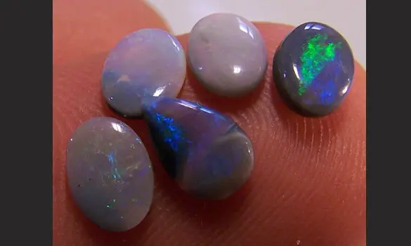 5 OPALES 2.35 CT MINTABIE
